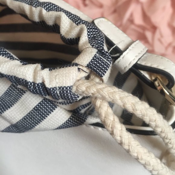 Bucket Bag - Picture 4 of 7